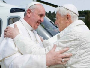 Papa-Francesco-e-Ratzinger-abbraccio